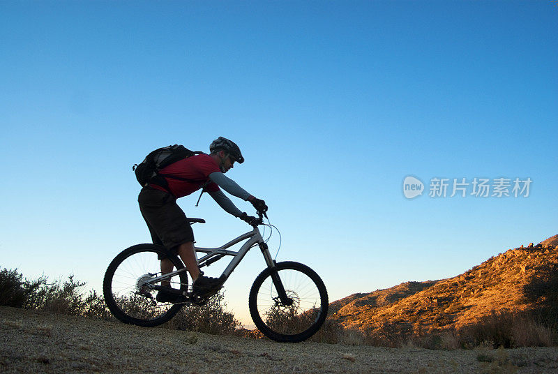 山地自行车和日落景观光