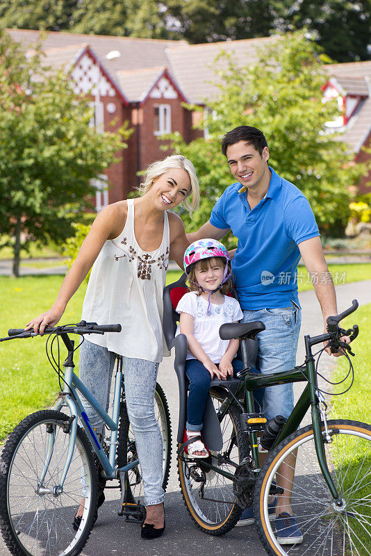 妈妈和爸爸带女儿去骑自行车