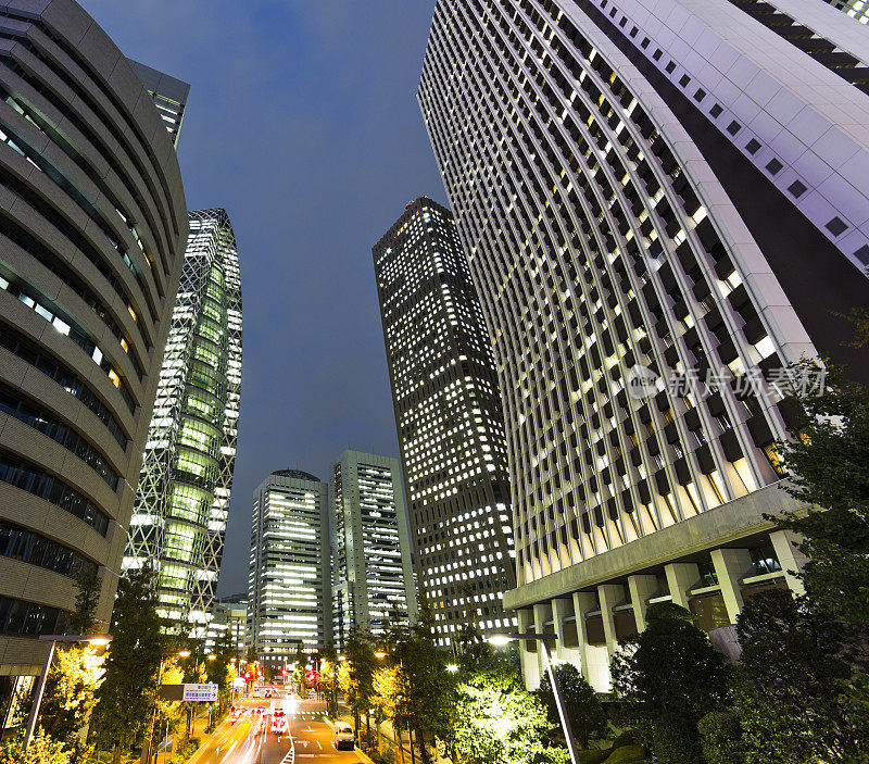 东京大街穿过办公楼的夜晚