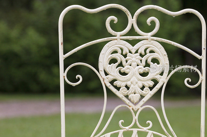 花园铁椅的心形靠背