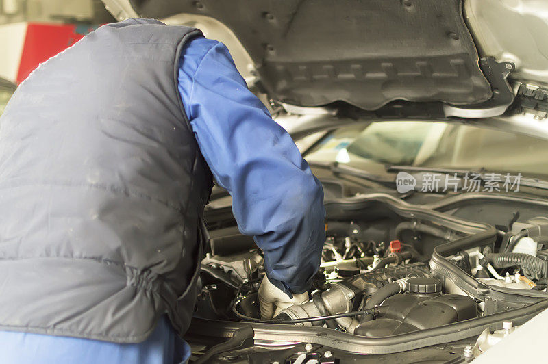 汽车机械师检查和检查柴油发动机汽车
