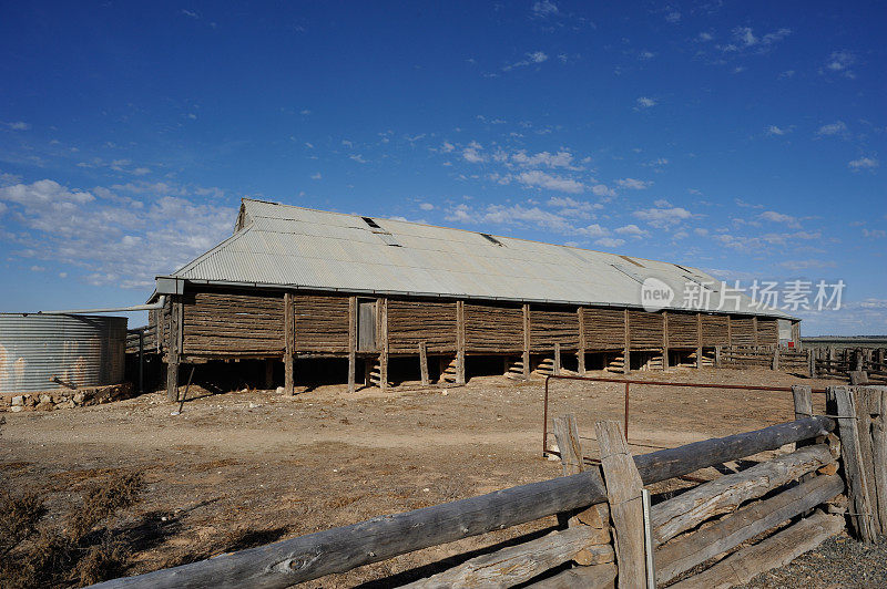 澳大利亚内陆被遗弃的农舍