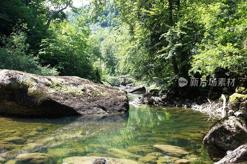 阿雷泽峡谷和瑞士汝拉河