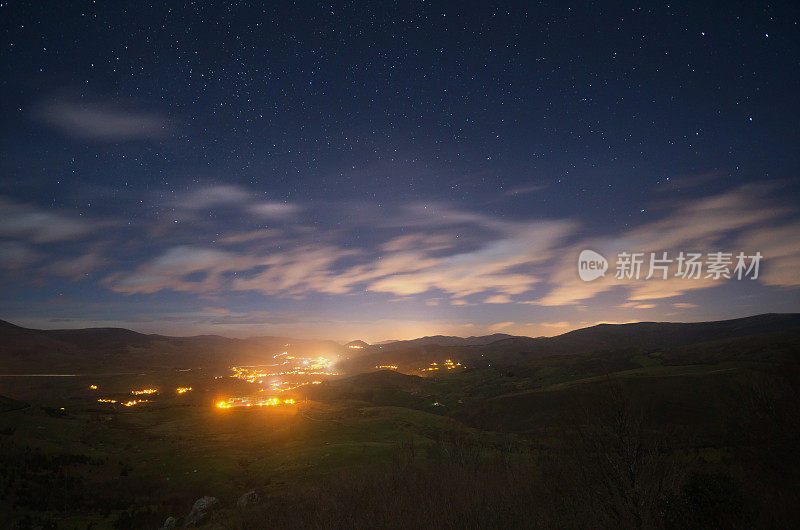 夜晚的山谷