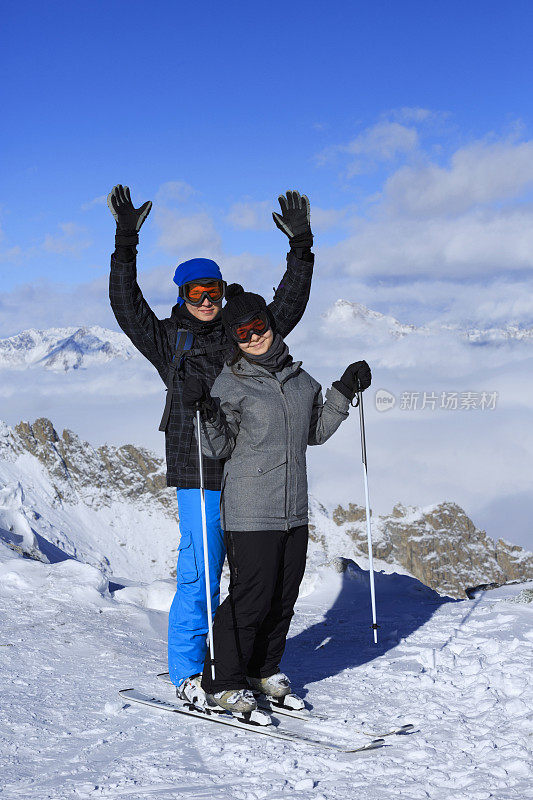 滑雪者滑雪夫妇青少年男孩和女孩享受