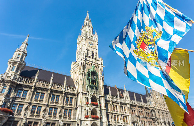 带有巴伐利亚旗帜的慕尼黑市政厅