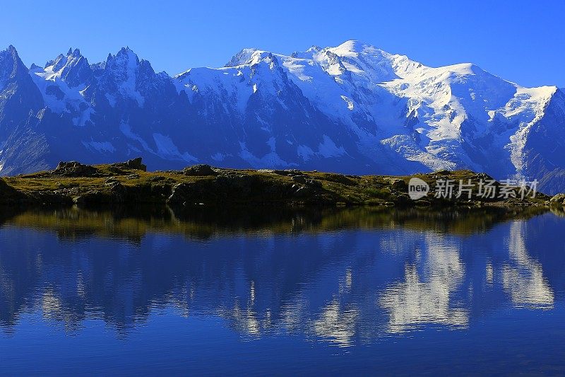 勃朗峰，田园诗般的瑞士切舍里湖倒影，夏蒙尼，法国阿尔卑斯山