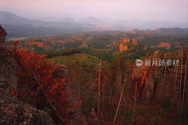 日落在Belogradchik岩石。