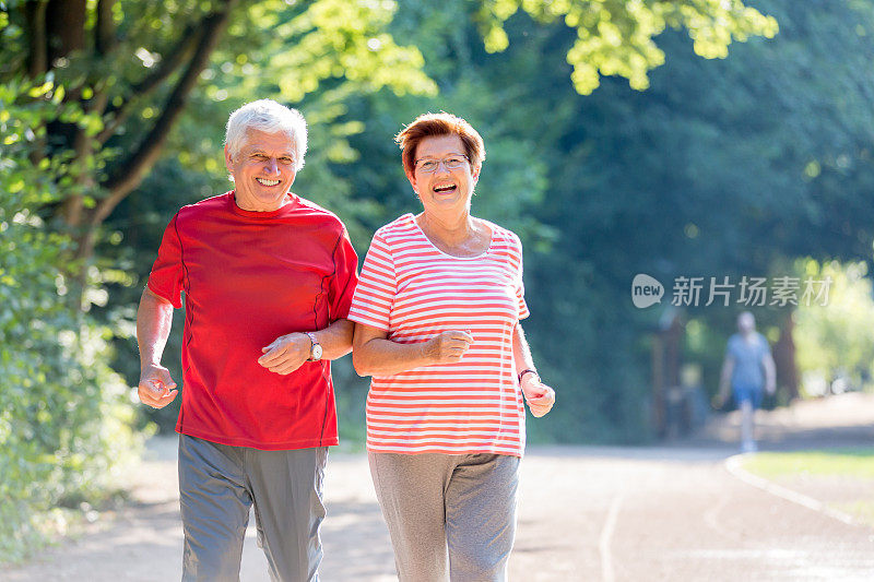老夫妇在公园慢跑