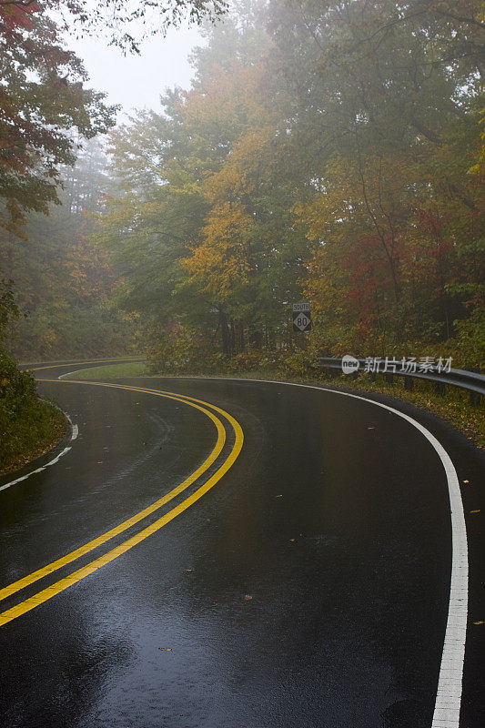 蓝岭公园路上的秋天