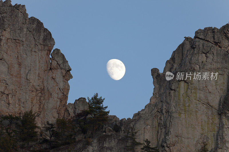 塞内卡岩的月亮