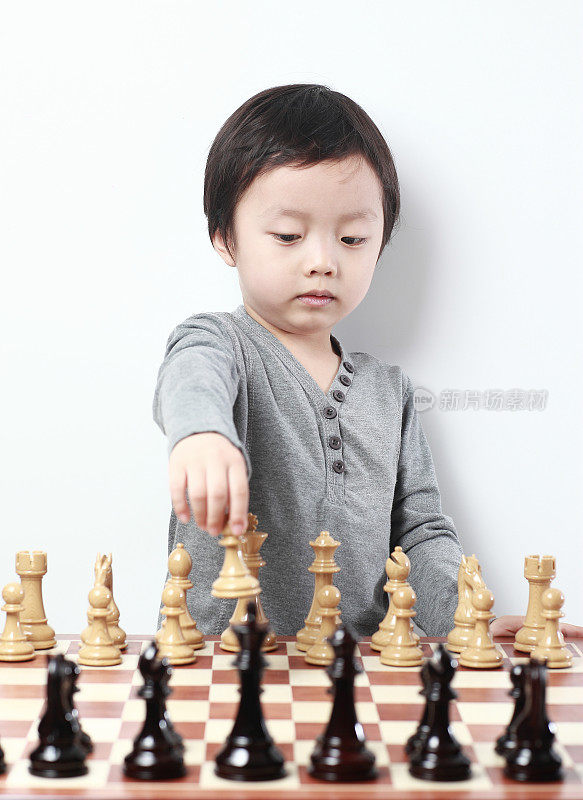 孩子在下棋