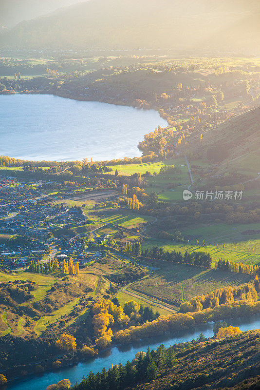 新西兰皇后镇壮观的山峰全景