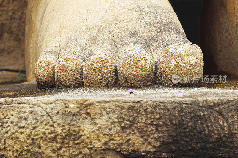 斯里兰卡古代佛像足部和鲜花盛开