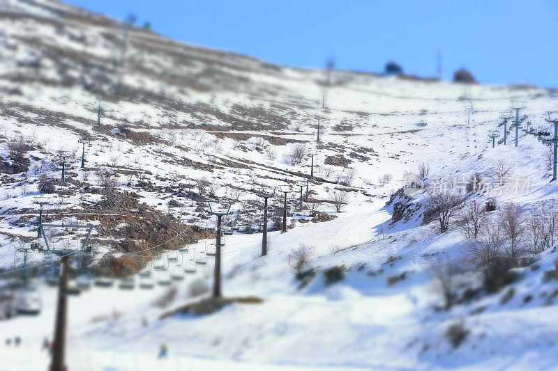 人们上山滑雪