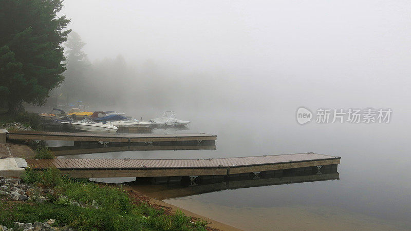 纽约萨拉纳克湖，船下水码头，雾蒙蒙的早晨，拷贝空间