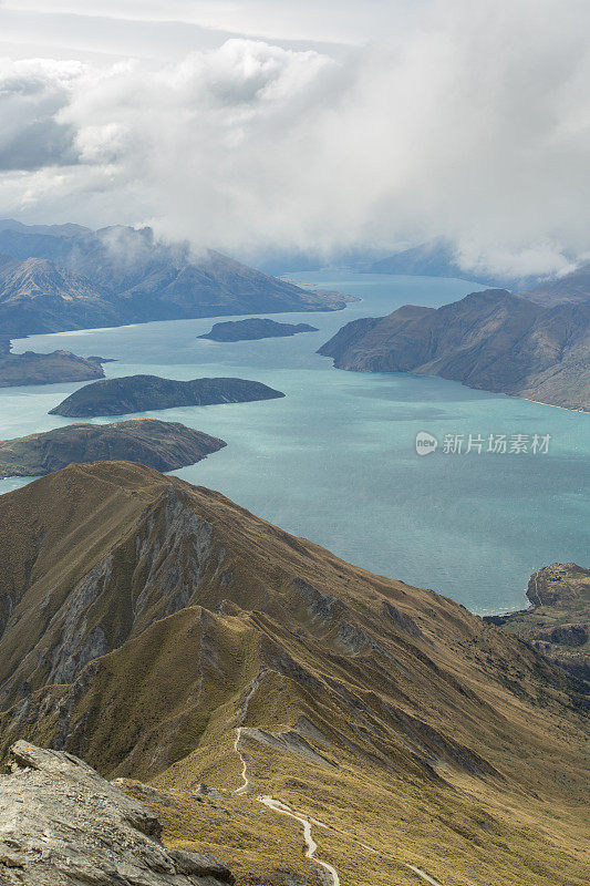 美丽的瓦纳卡湖和山脉景观