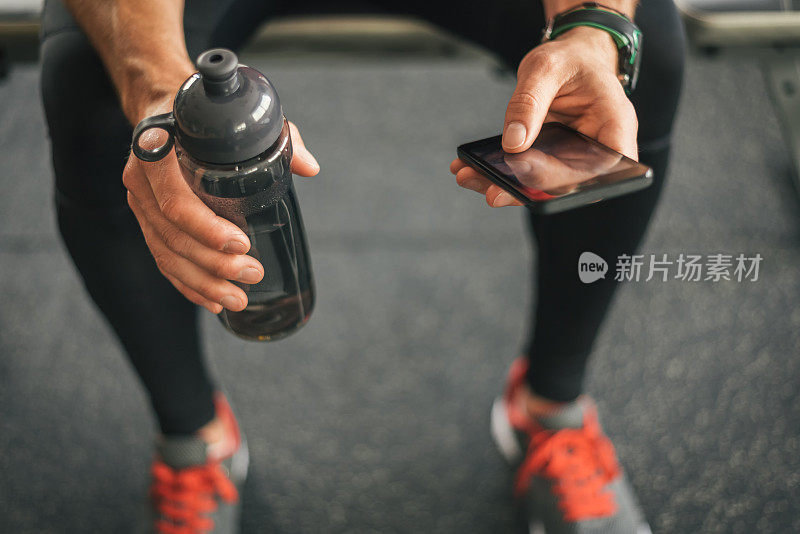 健身者在健身前通过手机寻找动力