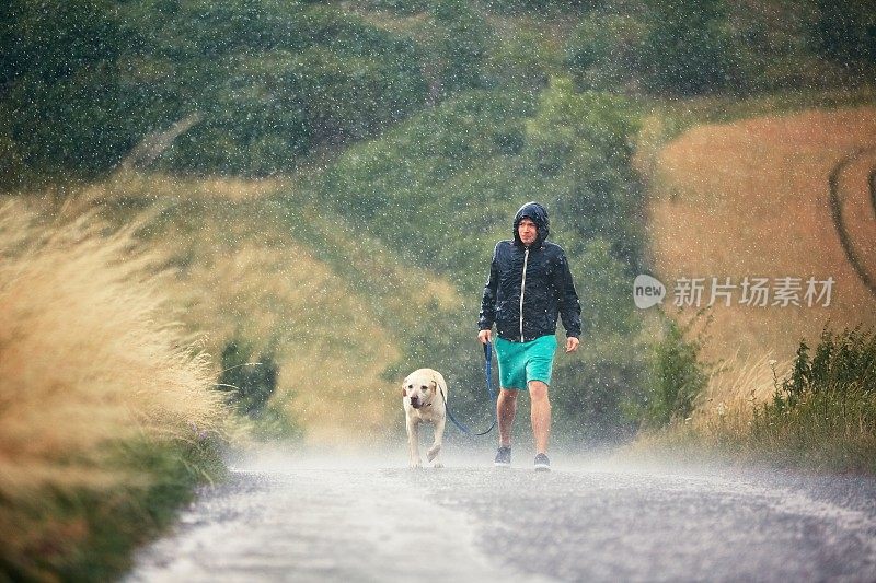 大雨中带着狗的人