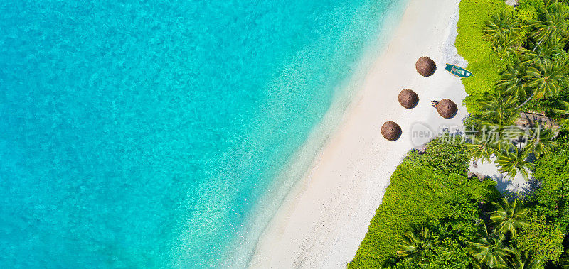 岛上热带马尔代夫海滩的航拍照片