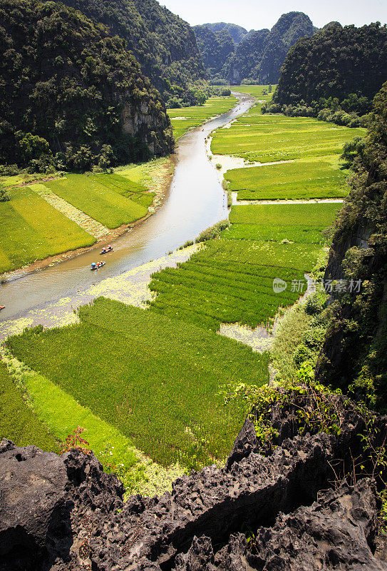 从越南宁平市塔姆科克市的高山上看到的河流和稻田