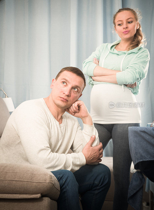 丈夫和怀孕的妻子在家里争吵