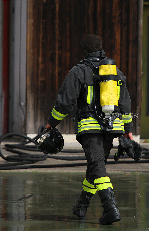 消防队员在灭火后用氧气瓶灭火