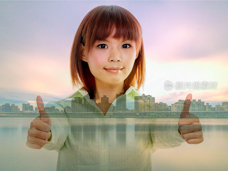 亚洲女性在绿色衬衫与大拇指向上的城市景观双重曝光