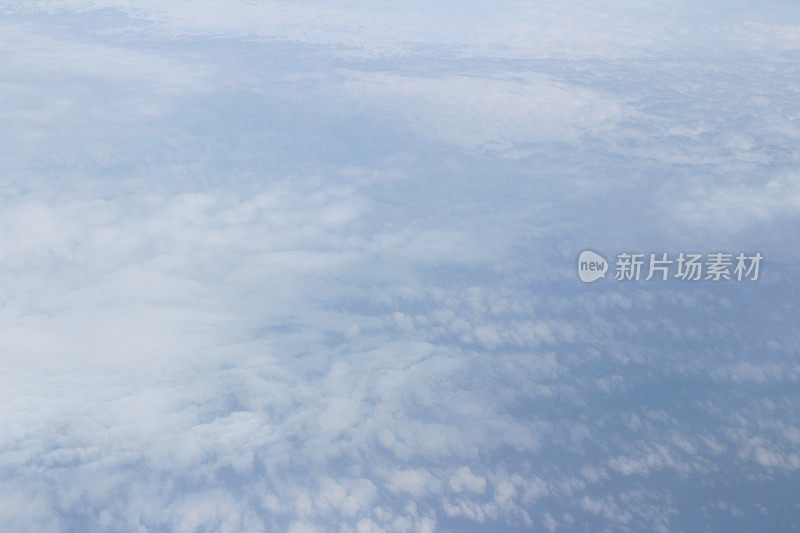 从飞机上俯瞰蓝天白云形状
