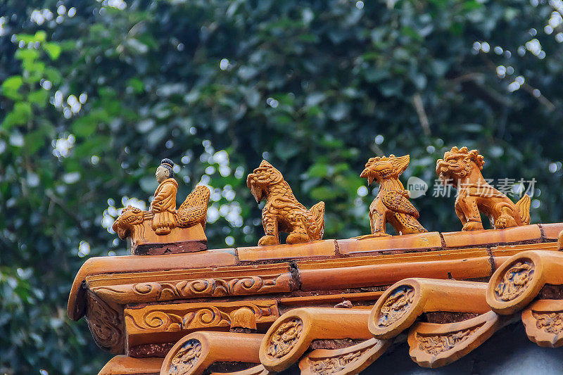 中国皇家屋顶装饰有骑凤凰的人和神话中的野兽