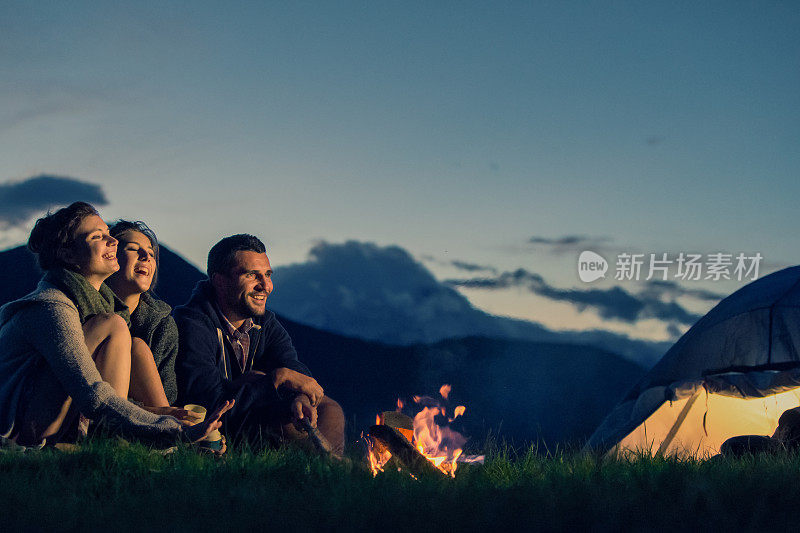 三个朋友喜欢晚上在山上露营