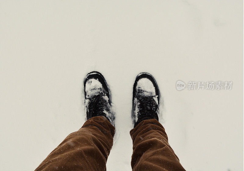 冬天在雪地里行走