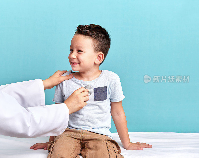 医生正在给孩子检查身体。