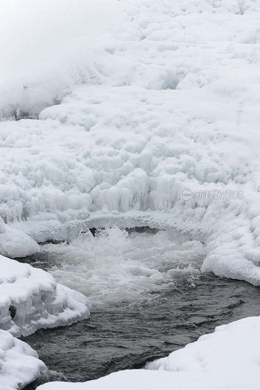 冬季，挪威北部峡湾沿岸的大陆架冰