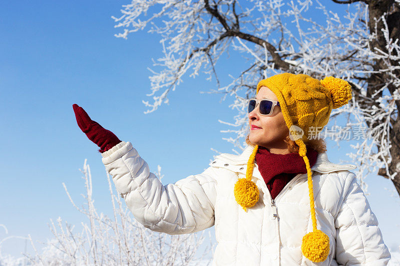 雪中微笑女人的肖像