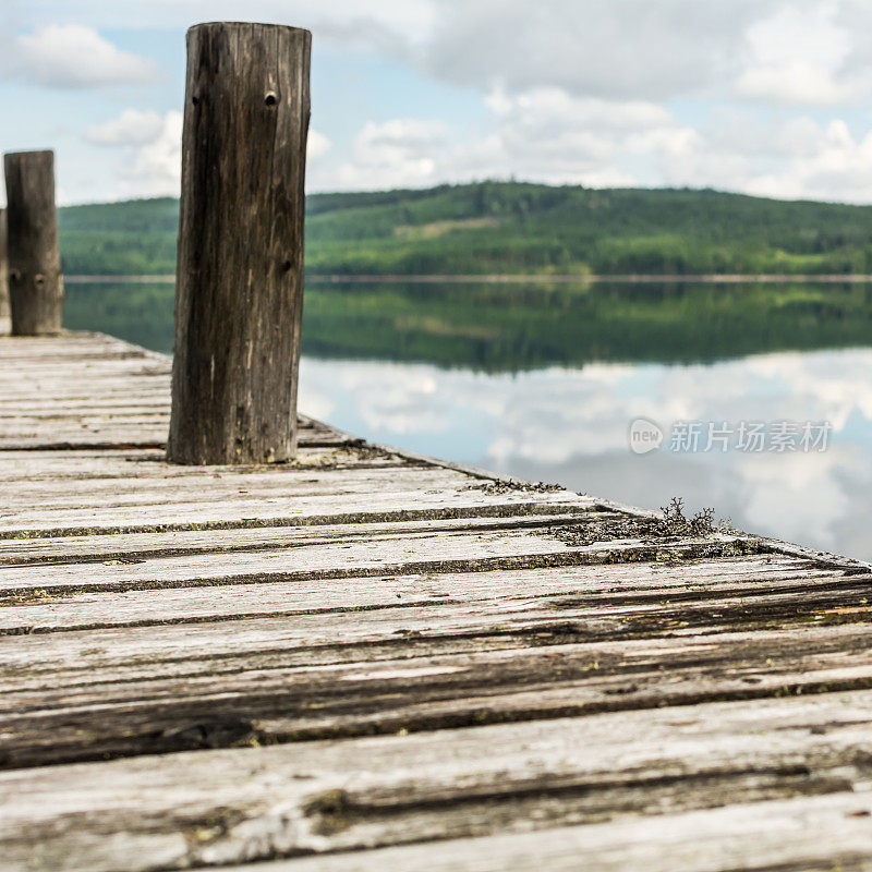 宁静的湖面上的木制码头。