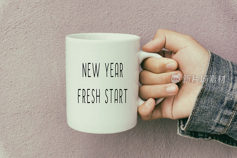 手握咖啡杯与文字新年新鲜开始