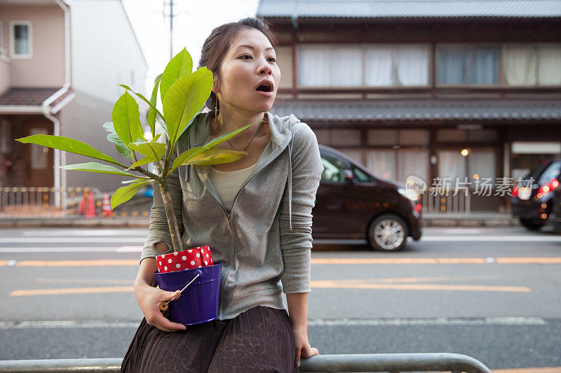 女人带着植物