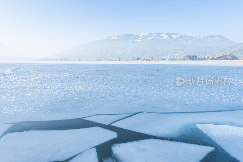 冬天阳光明媚的一天，在劳尔茨湖的冰下。冷淡的。