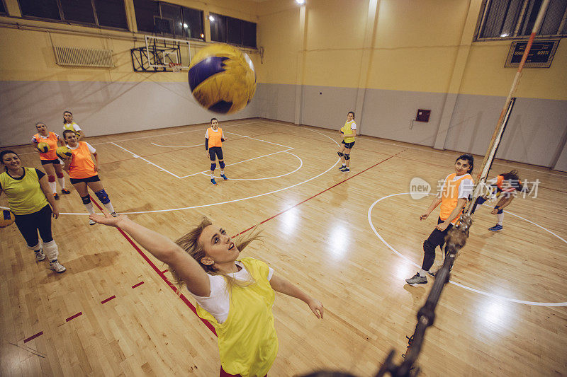 女人打排球