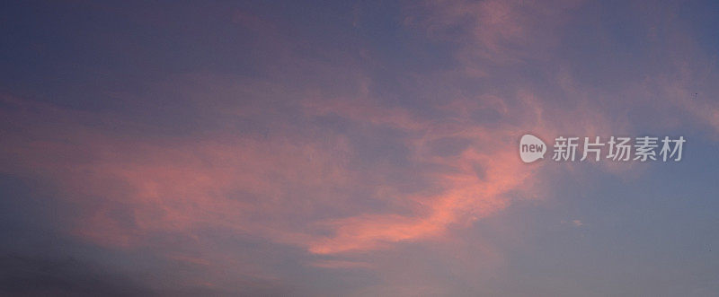 紫色和粉红色的天空和云彩作为背景