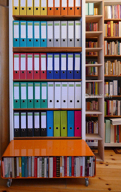 五颜六色的活页夹放在图书馆的木架上