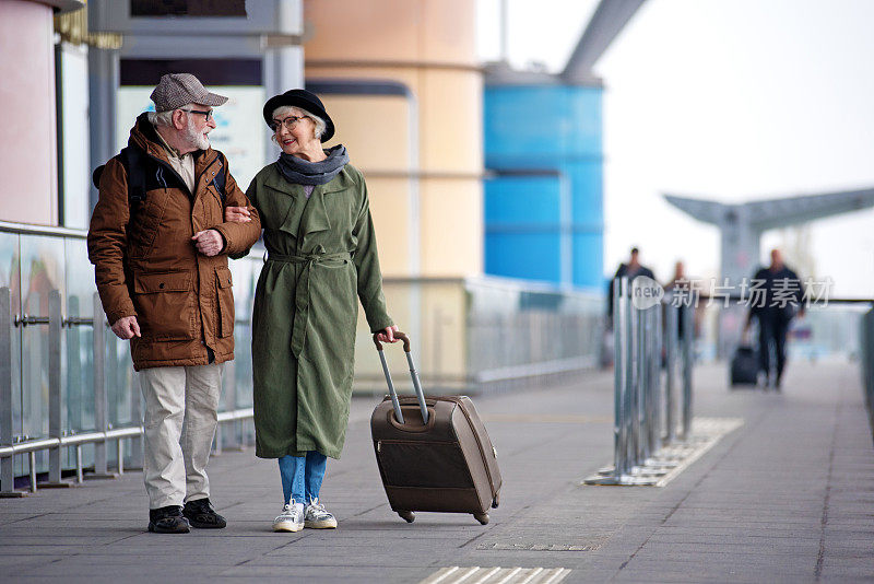 一对愉快的老年夫妇在机场附近