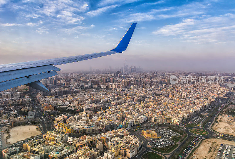 客机在阿联酋迪拜着陆，从飞行高度俯瞰这座城市