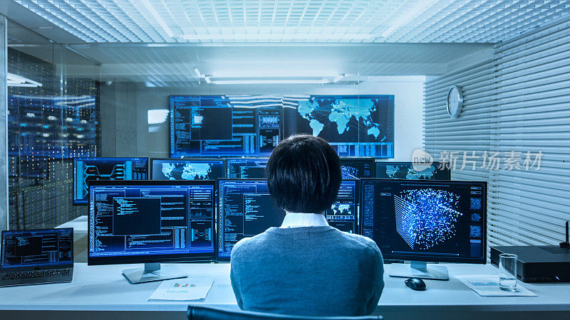 在系统控制数据中心，技术员使用神经网络和数据挖掘活动操作多个屏幕。房间光线充足，到处都是带有工作神经网络的监视器。