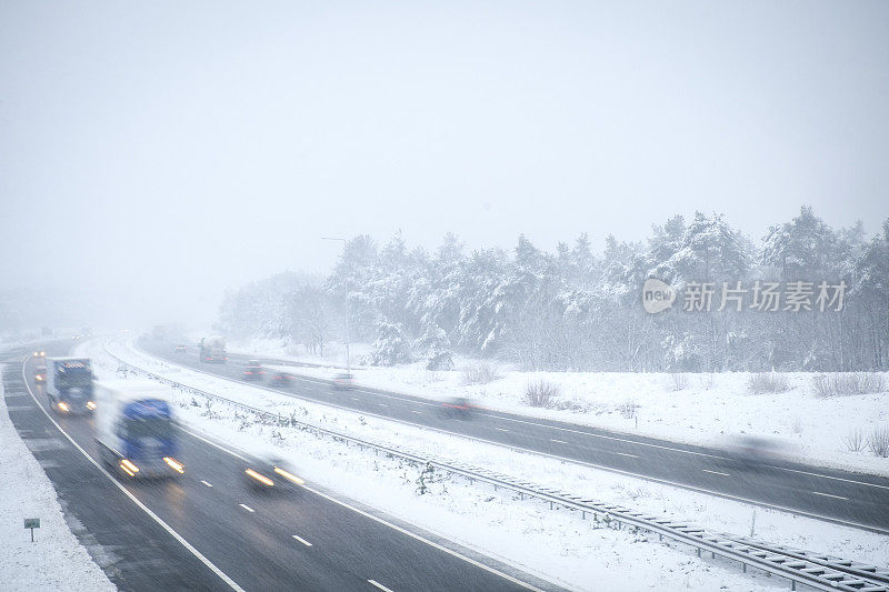 冬季暴风雪期间高速公路上的交通