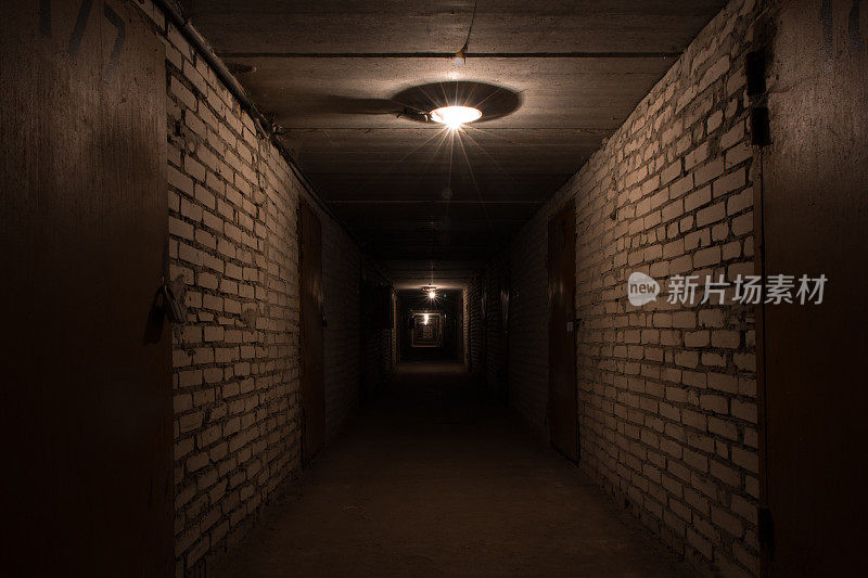 地下室里有金属门的黑暗的长廊