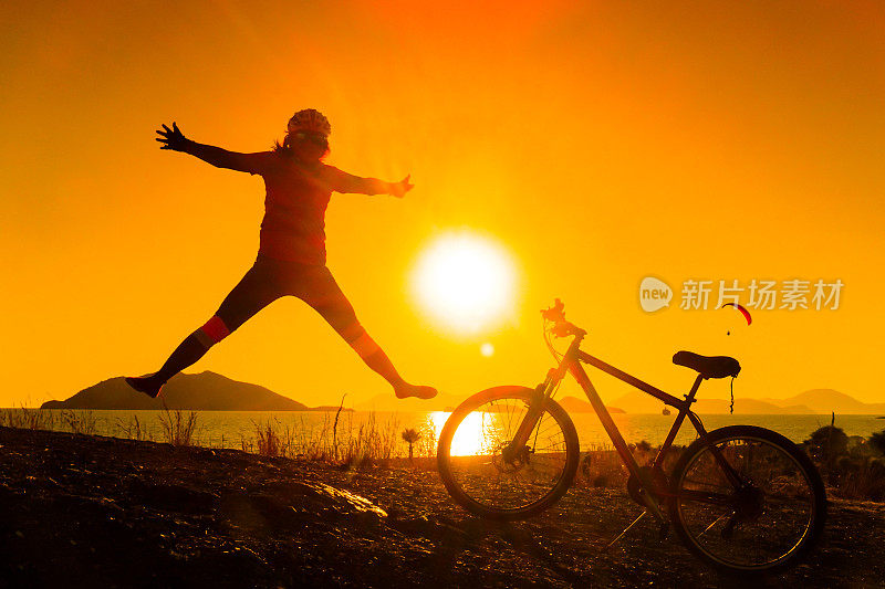骑自行车在日落时分
