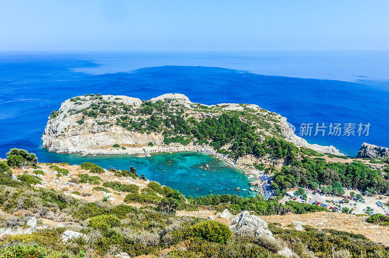 海滩游客喜欢著名的安东尼奎因湾海滩在罗兹，希腊