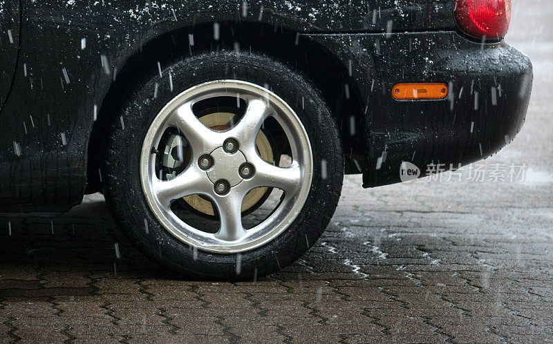 在雪地里使用普通轮胎的汽车
